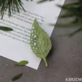 Gedetailleerde macro-opname van een elegante groene bladbroche met parelaccenten - Realistisch Groen Blad Parel Stijl (SMT1005003927850261)