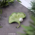Macro-weergave groene ginkgo bladbroche met parel op een grijze stenen achtergrond - Emaille Ginkgoblad Parel Stijl (SMT1005003927850261)