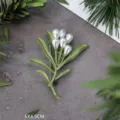 Detailweergave van de textuur van een vintage groene plantenbroche met witte parels, 6x4,5 cm. - Matgroen Traanparel Stijl (SMT1005003927850261)