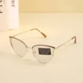 Detalle de gafas fotocromáticas de ojo de gato con montura de metal dorado y adhesivo. - Estilo Fotocrómico / Color Té Negro