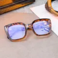 Dettaglio di eleganti montature quadrate a guscio di tartaruga con lenti anti luce blu - Stampa leopardata