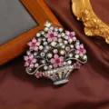 Elegante vintage strass bloemenmand broche met roze en iriserende kristallen voor jassen - Ingelegde Strass Bloemenmand Brosche