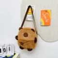 Nahaufnahme einer niedlichen braunen Plüsch-Capybara-Umhängetasche in einem gemütlichen Raum - Khaki