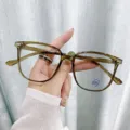 Detailansicht der stylischen transparenten khakifarbenen Blaulichtfilter-Brille mit quadratischem Rahmen - Transparentes Grün / PC-Plangläser