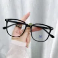 Modische schwarze quadratische Blaulichtfilter-Brille für einen tollen schlanken Look. - Glänzender schwarzer Rahmen / PC-Plangläser