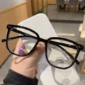 Detalle de gafas negras poligonales anti-luz azul con protección de lentes UV400 - Estilo Marco Negro Lente Clara