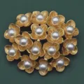 Nahaufnahme einer goldenen Blumenkranz-Brosche im Vintage-Stil mit eleganten weißen Perlen - Dichtes Blumenstrauß Stil (Brooch2) / 4.3x3.8cm