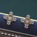 Detailansicht der goldfarbenen Vintage-Broschen in Kreuzform mit eleganten Perlen - 2.2x2.2cm