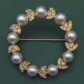 Eleganter Vintage Kranz Brosche mit weißen Perlen und funkelnden Kristallen - Blumenkranz Stil (Brooch1) / 3.8x3.8cm