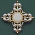Nahaufnahme einer goldenen Vintage-Brosche in Kreuzform mit weißen Perlen-Details - Strahlendes Kreuz Stil (Brooch4) / 4.5x4.5cm