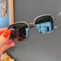 Detailansicht einer modischen mattgrauen Kindersonnenbrille mit UV-Schutzgläsern - Schwarz