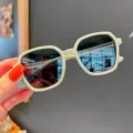 Trendige mintgrüne geometrische Kinder-Sonnenbrille mit dunklen UV-Schutzgläsern - Blau