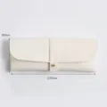 Detail van een crèmekleurig lederen zonnebrilkoker met afmetingen van 225x90mm - Witte Tas met Drukknop