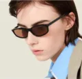 Lunettes de soleil ovales noires à petite monture pour femmes avec verres teintés - Monture Noire Verres Thé