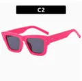 Gafas de sol cuadradas retro rosa intenso con remaches plateados y lentes oscuras - Marco Rosa Rojo Lentes Grises