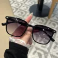 Eleganti occhiali da sole quadrati con montura nera e lenti sfumate viola per donna - Montatura Nera Lente Grigia Sfumata