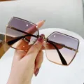 Stylische quadratische Sonnenbrille mit lila-tee Farbverlauf und Goldmetallrahmen. - Goldrahmen Grau Bis Orange Verlauf