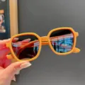 Modische orangefarbene Kinder-Sonnenbrille mit UV-Schutz für trendige Jungen und Mädchen - Gelb