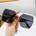 Modische quadratische randlose Sonnenbrille für Damen mit eleganten Goldmetallbügeln - Goldener Rahmen Graue Gläser