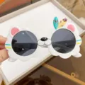 Lunettes de soleil blanches pour enfants en forme de tigre avec plumes décoratives colorées. - Blanc