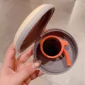 Detailansicht faltbare orangefarbene runde Kindersonnenbrille in beiger Tasche - Orangerot