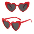 Gafas de sol rojas con forma de corazón y lentes oscuras para fiestas y festivales - Marco Rojo / Lentes Negras