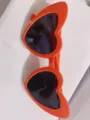Gafas de sol modernas de color naranja vibrante con forma de corazón y lentes oscuras - Marco Naranja / Lentes Negras