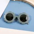 Encantadoras gafas de sol con forma de flor para niños en un acabado verde salvia - Marco Verde Lente Té