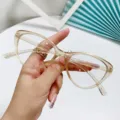 Montura de gafas cat-eye transparente color champán elegante para mujer moda actual - Marco Champaña Transparente Lente Blanco