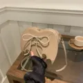 Bolso bandolera beige con forma de corazón, alas de diablo y detalle de cordones góticos - Caqui