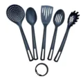 Detailansicht des schwarzen Nylon-Küchenhelfer-Sets, hitzebeständige Kochutensilien für Töpfe. - 5-teiliges Set