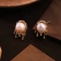 Orecchini a perno con perle naturali e design in metallo dorato fuso dalla forma irregolare - Orecchini a Bottone Perla Naturale Irregolare