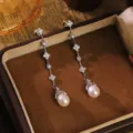 Elegantes pendientes de perlas con trébol de cuatro hojas y circonitas - Pendientes de Trébol y Perla (GE2057) / Plateado