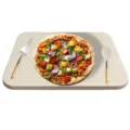Cordieriet pizzasteen detail met rechthoekige bakplaat, houten handvat schep en snijder. - Cordieriet Steen met Schep en Rollensnijder Set