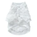 Detailweergave van wit hol mesh hondenzomershirt met ademende textuurstof - S / Wit
