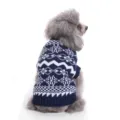 Vue détaillée d'un pull en tricot pour animaux bleu marine avec motif de flocon blanc - S / Bleu Or