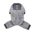 Pigiama per cani in pile grigio con bottoni in legno decorativi e polsini a costine morbidi - Taglia S / Tute intere / SY34 Grigio