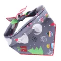 Close-up van een hondenbandana met kerstkattenpatroon en winterse feestillustraties - S=58*41*41 / Grijze Kerstkat