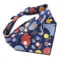 Gedetailleerde opname van een hondenhalsdoek met een vrolijke bosprint en dieren - L=73*50*50 / Marineblauw Bosontwerp