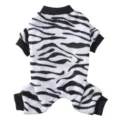 Pigiama per cani in pile morbido zebrato con design a quattro zampe e polsini neri - Taglia S / Tute intere / SY67 Stampa Zebra