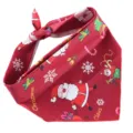 Detail van rode kersthondbandana met feestelijke patronen van de kerstman en sneeuwvlokken - S (58*41*41cm) / Kerstmanprint / Rood
