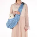 Detaillierte Ansicht der blauen Haustier-Schultertasche mit Anker-Muster am Modell - Blaues Ankermuster