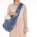Hundetragetuch mit Blumenmuster und Sicherheitsgurt, getragen von einem Model für Details - Blaues Blumenmuster