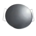 Ronde zwarte cordieriet pizzasteen met metalen handgrepen voor oven en barbecue - 33 x 1,0 cm met handvat