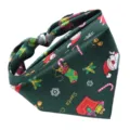 Detailopname van groene kersthondenbandana met kerstman en sneeuwvlokken print. - S (58*41*41cm) / Kerstmanprint / Groen