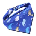 Gedetailleerde weergave van een blauwe hondenbandana met walvispatroon en tekst - L=73*50*50 / Marineblauw Walvissenpatroon