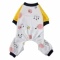 Detaillierte Ansicht der leichten Sommer-Hundepyjamas mit Noten- und Sternendruck - XS / Gelb