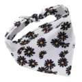 Gedetailleerd overzicht van witte bandana voor huisdieren met zwart madeliefje patroon - S / 58*41*41cm / Witte Madeliefjes (SJJ38)