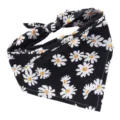 Gedetailleerde weergave van een zwarte hondenbandana met een witte madeliefjesprint van stof - S=58*41*41 / Zwart Madeliefje