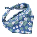 Close-up van een blauwe polyester hondendoek met witte bloemen en groene tropische bladpatronen - S / 58*41*41cm / Kleine Witte Bloem (SJJ40)